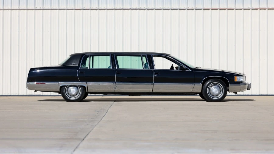 1995 Cadillac Fleetwood - Image 2 of 31
