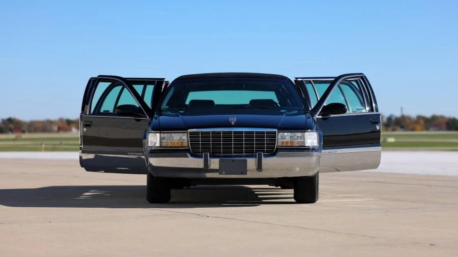 1995 Cadillac Fleetwood - Image 11 of 31
