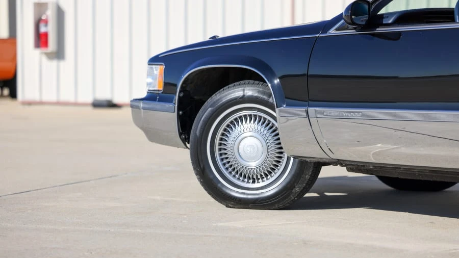 1995 Cadillac Fleetwood - Image 16 of 31