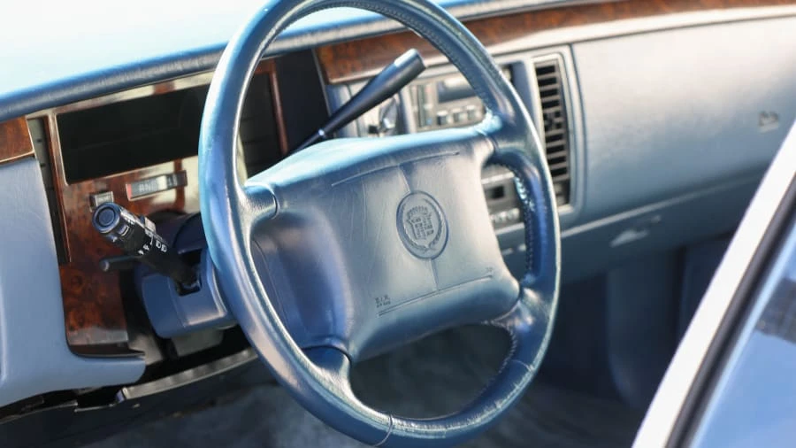 1995 Cadillac Fleetwood - Image 25 of 31