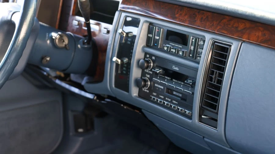 1995 Cadillac Fleetwood - Image 28 of 31