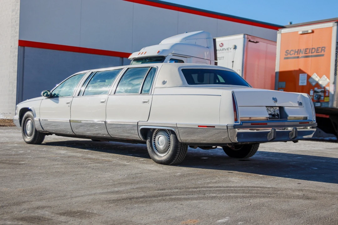 1995 Cadillac Fleetwood - Image 2 of 8