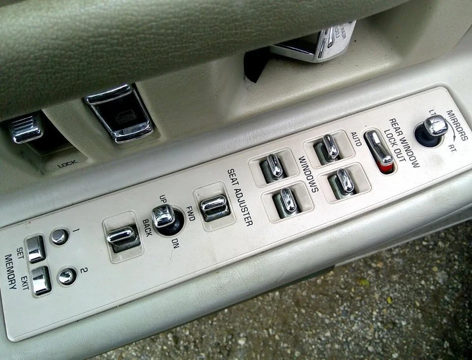1995 Cadillac DeVille 7th Gen - Image 18 of 20