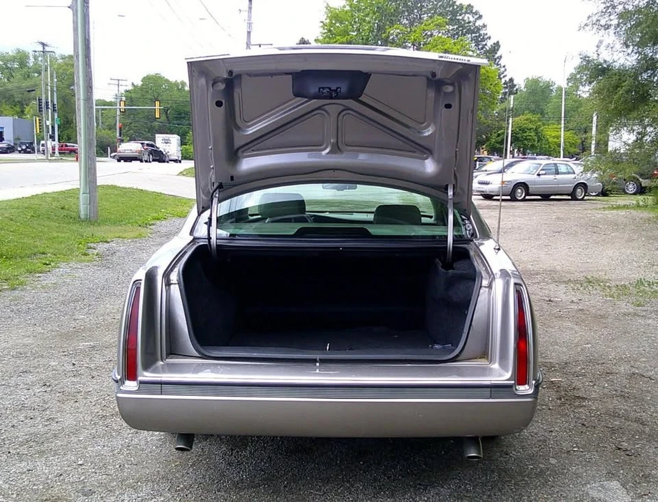 1995 Cadillac DeVille 7th Gen - Image 11 of 20