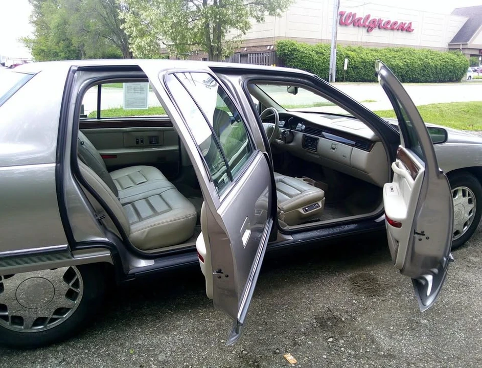 1995 Cadillac DeVille 7th Gen - Image 9 of 20