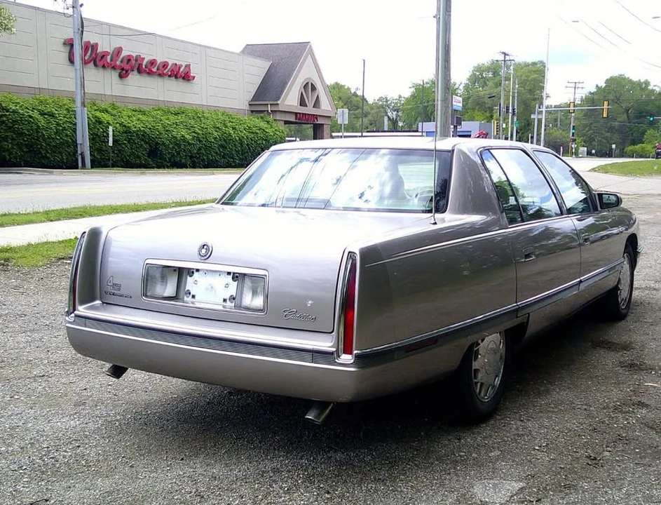 1995 Cadillac DeVille 7th Gen - Image 4 of 20