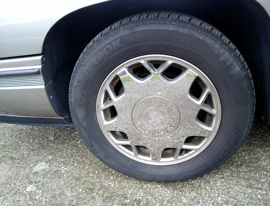 1995 Cadillac DeVille 7th Gen - Image 16 of 20
