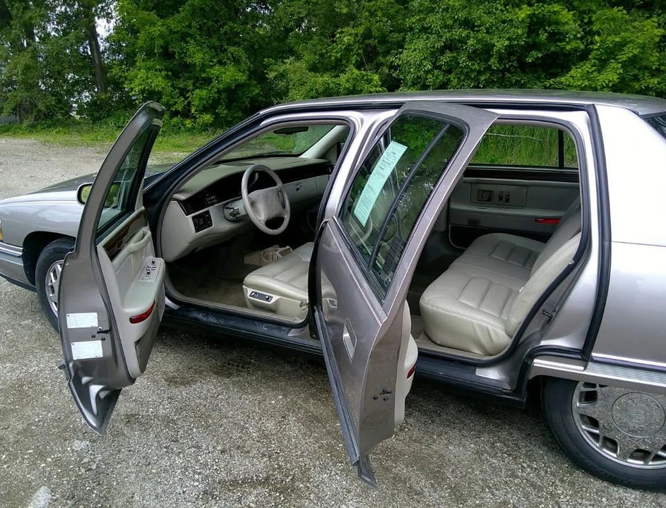 1995 Cadillac DeVille 7th Gen - Image 7 of 20