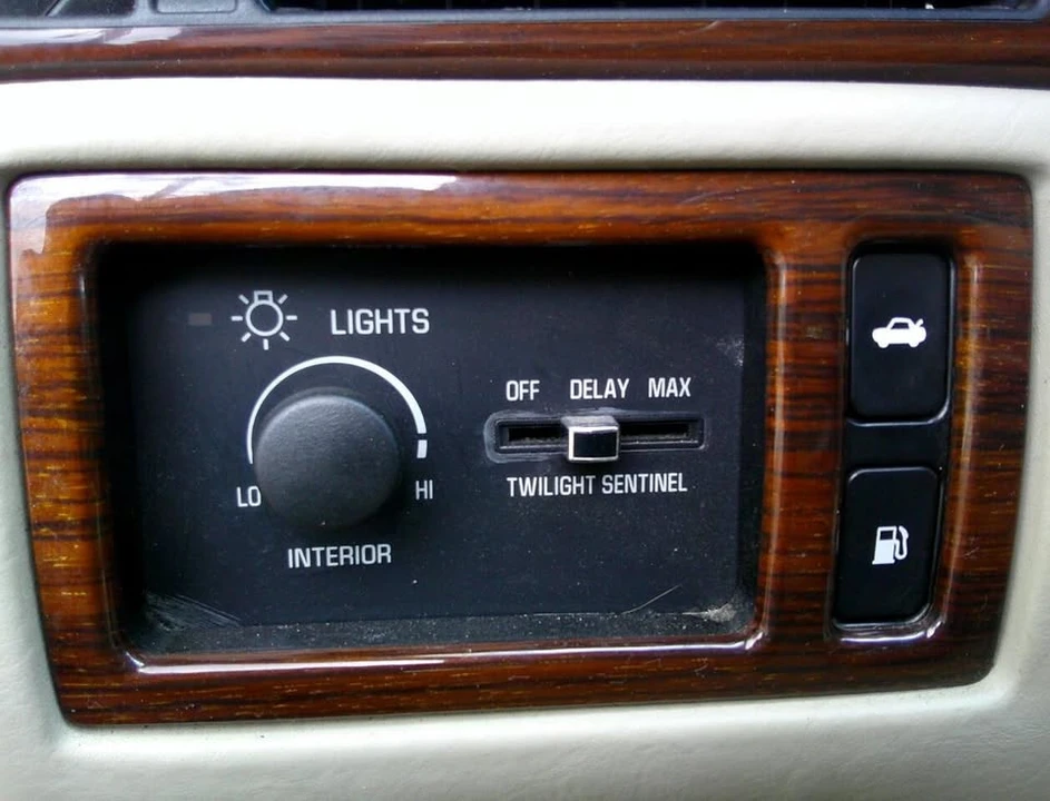 1995 Cadillac DeVille 7th Gen - Image 19 of 20