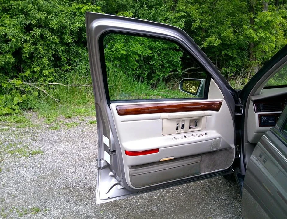 1995 Cadillac DeVille 7th Gen - Image 17 of 20