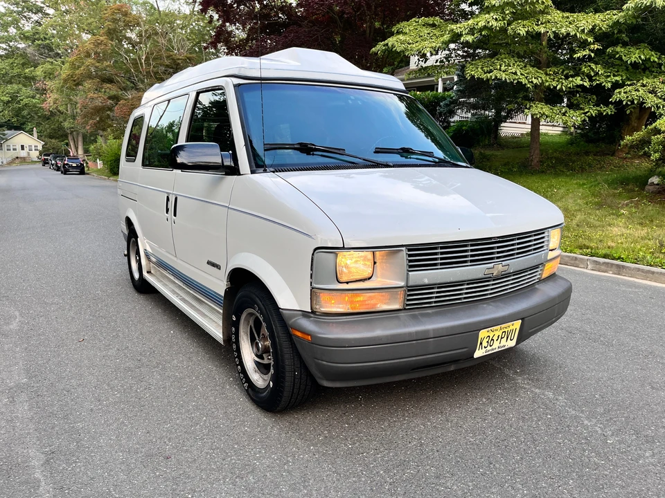1995 Chevrolet Astro - Image 11 of 31