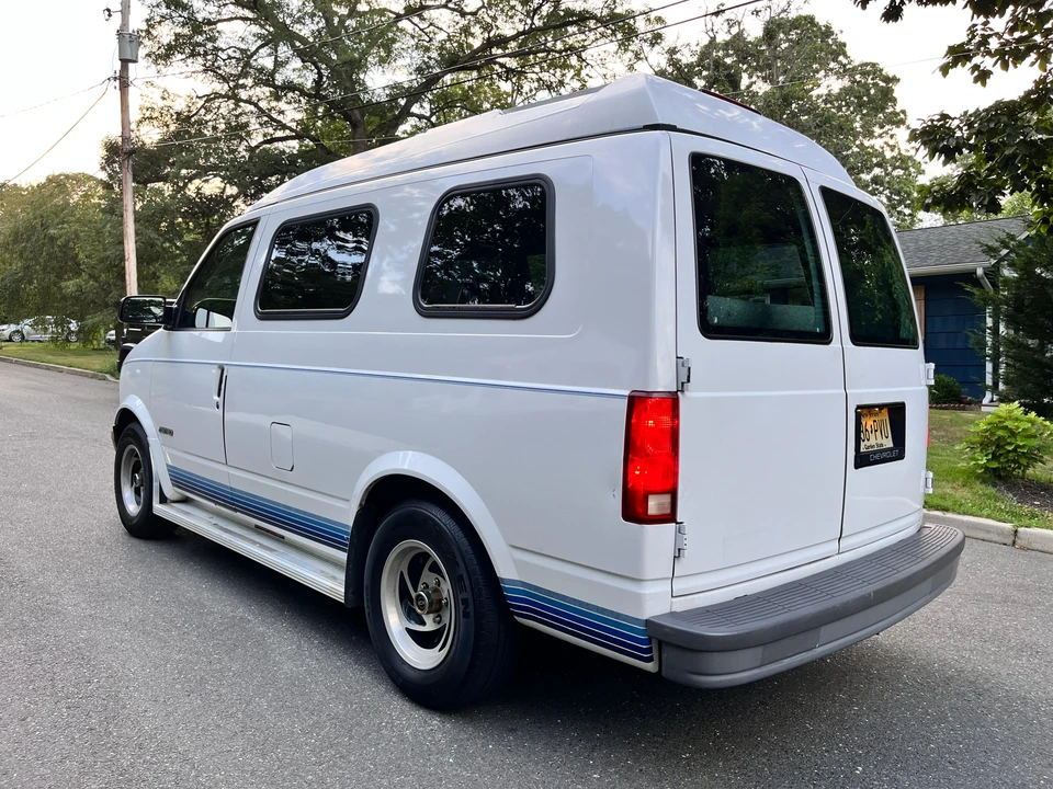 1995 Chevrolet Astro - Image 8 of 31