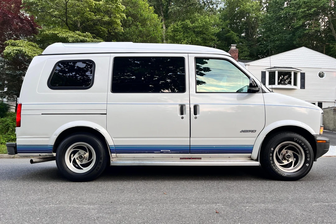 1995 Chevrolet Astro - Image 3 of 31