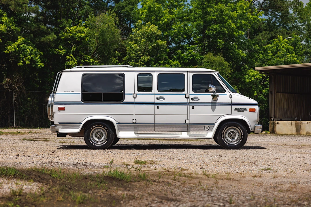 1995 Chevrolet G-Series Van - Image 9 of 31