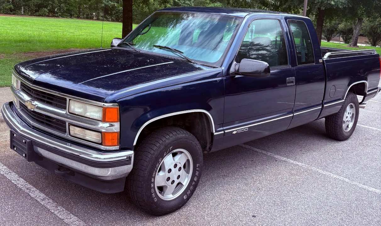 1995 Chevrolet Silverado - Image 2 of 31