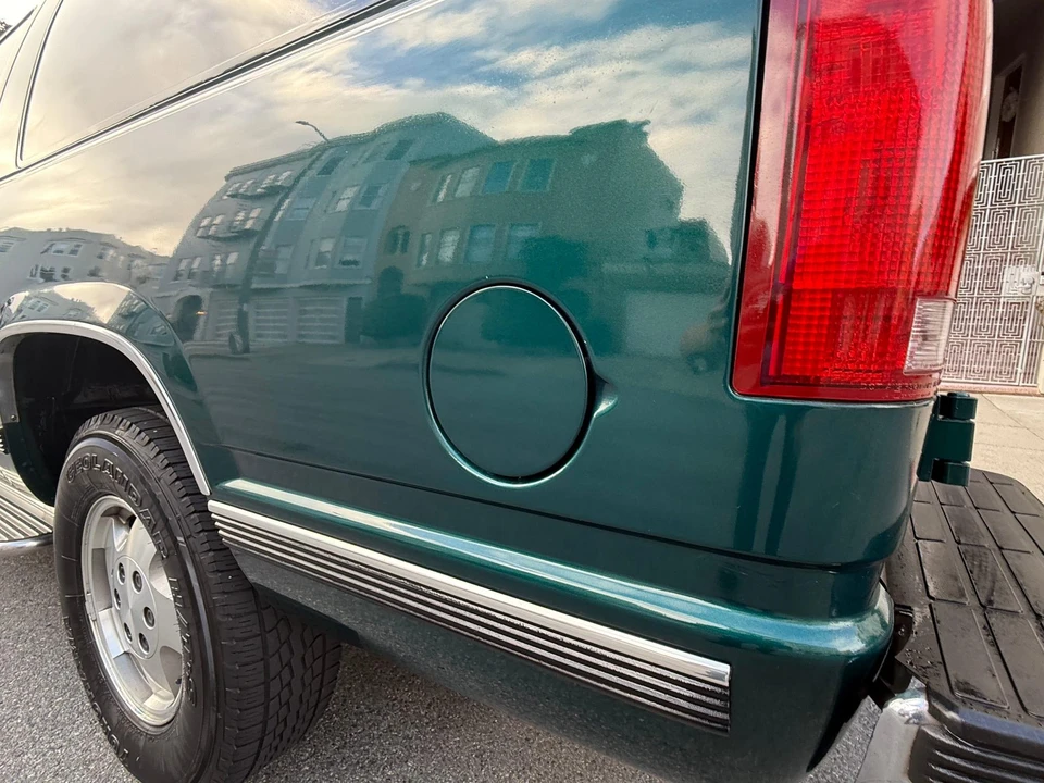 1995 Chevrolet Suburban 8th Gen - Image 27 of 31