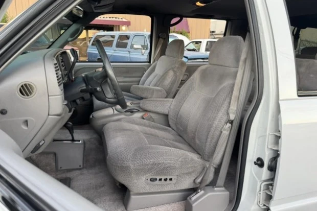 1995 Chevrolet Suburban 7th Gen - Image 4 of 8