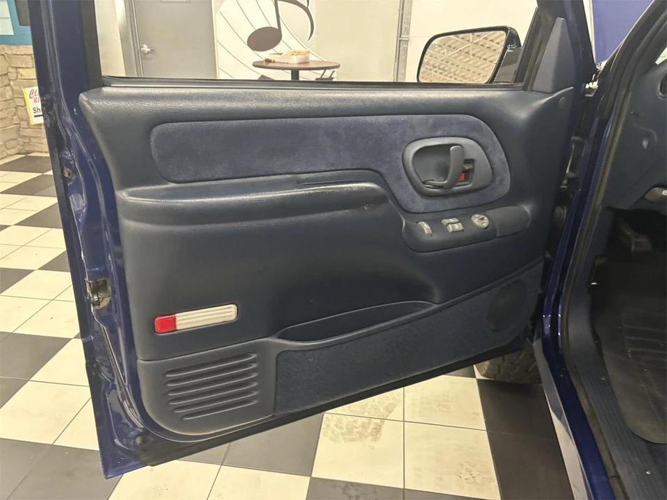 1995 Chevrolet Silverado - Image 22 of 24