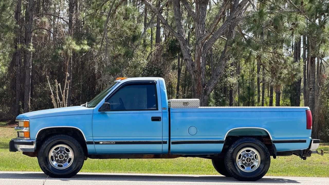 1995 Chevrolet Silverado 1st Gen - Image 2 of 21