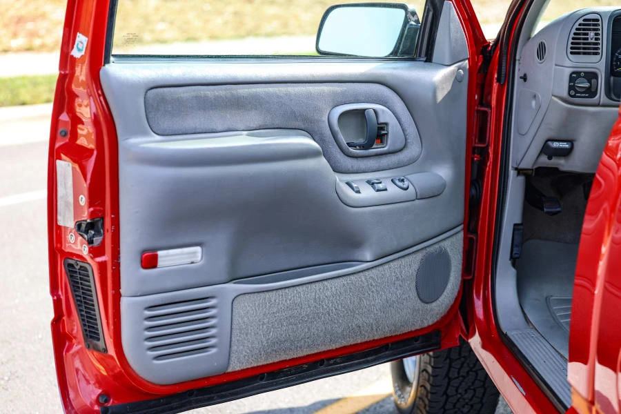 1995 Chevrolet Silverado - Image 30 of 31