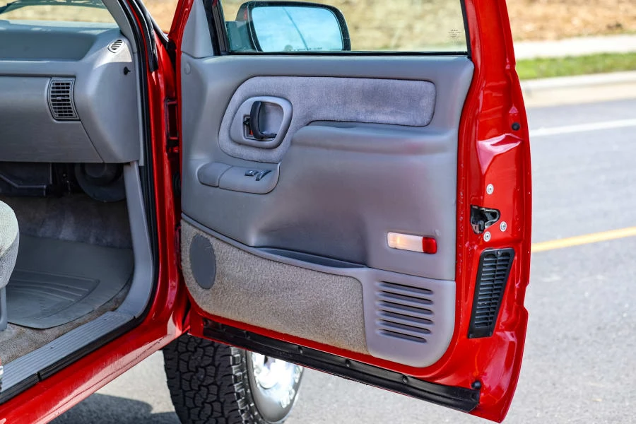 1995 Chevrolet Silverado - Image 29 of 31