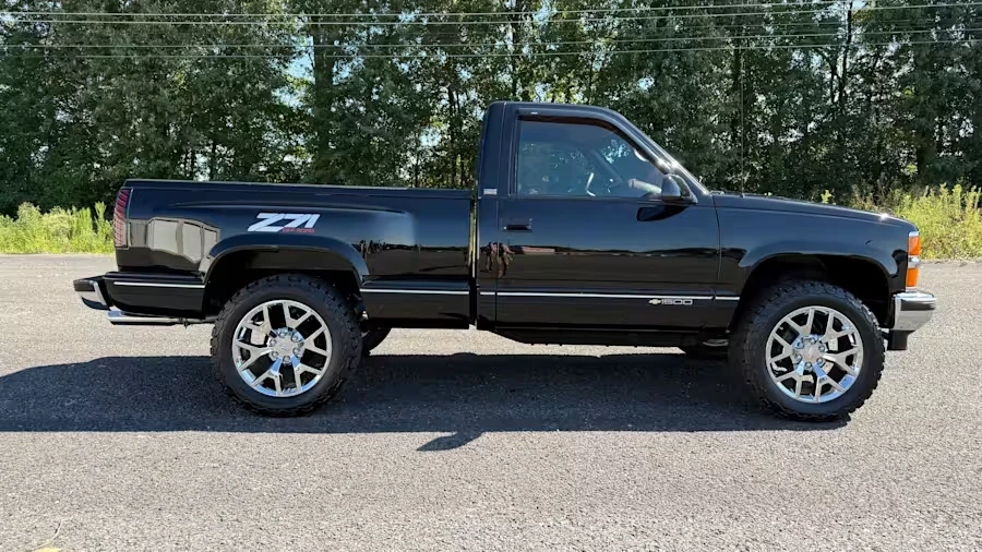 1995 Chevrolet Silverado - Image 2 of 31