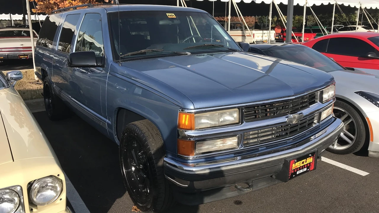 1995 Chevrolet Suburban 8th Gen - Image 2 of 4