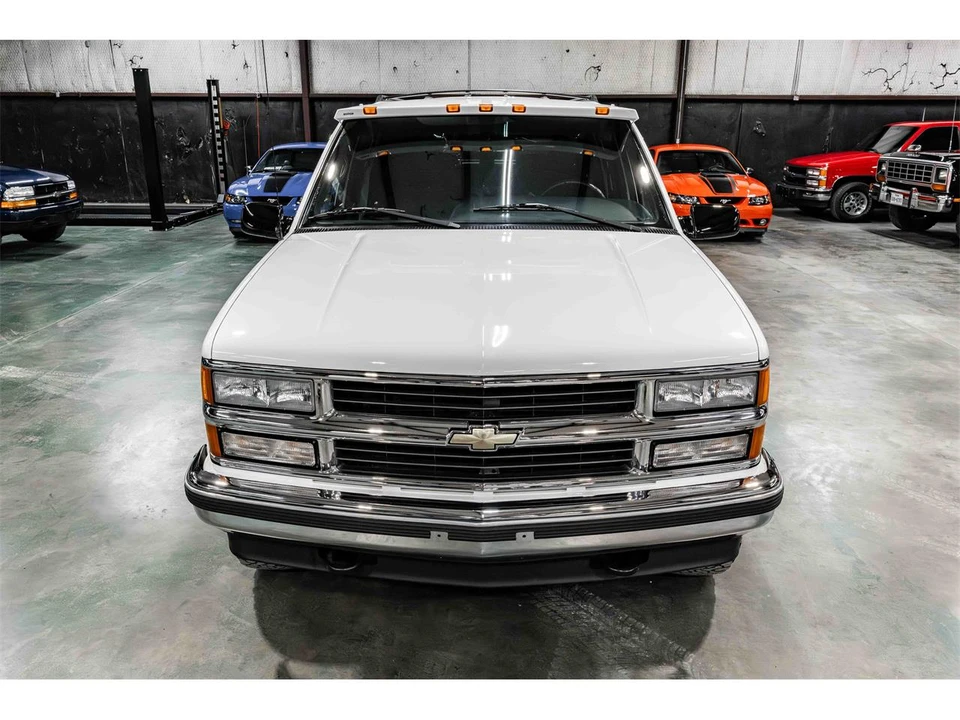 1995 Chevrolet Suburban 8th Gen - Image 8 of 26