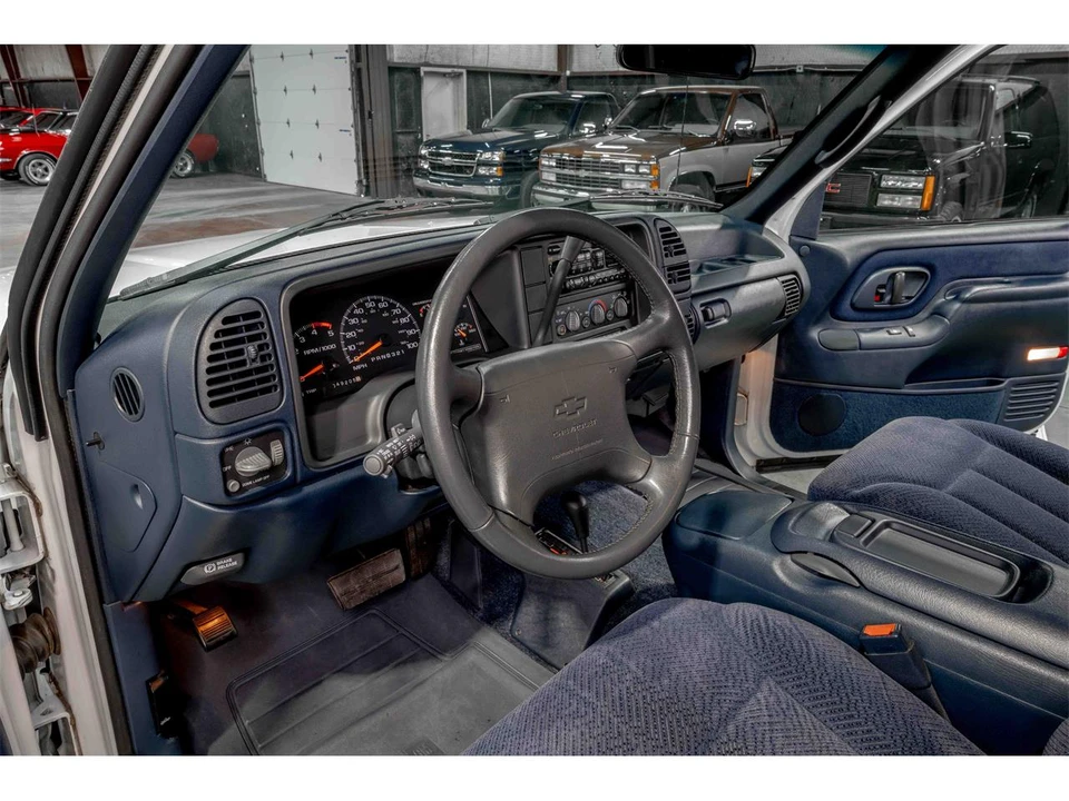 1995 Chevrolet Suburban 8th Gen - Image 14 of 26