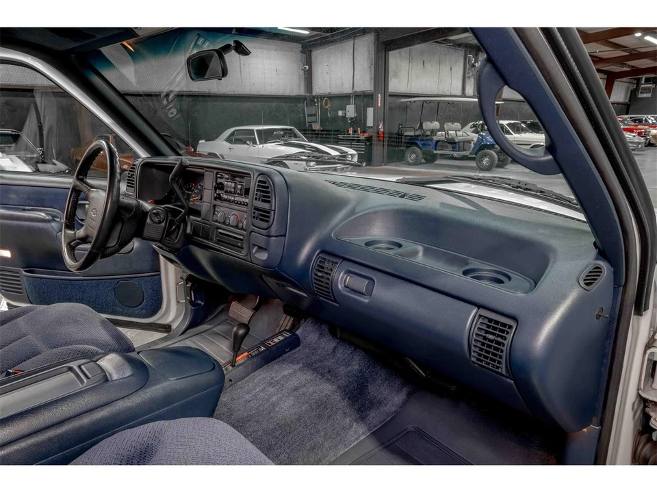 1995 Chevrolet Suburban 8th Gen - Image 17 of 26