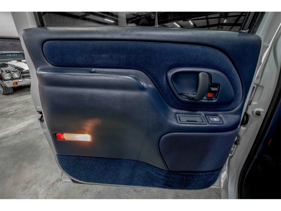 1995 Chevrolet Suburban 8th Gen - Image 18 of 26