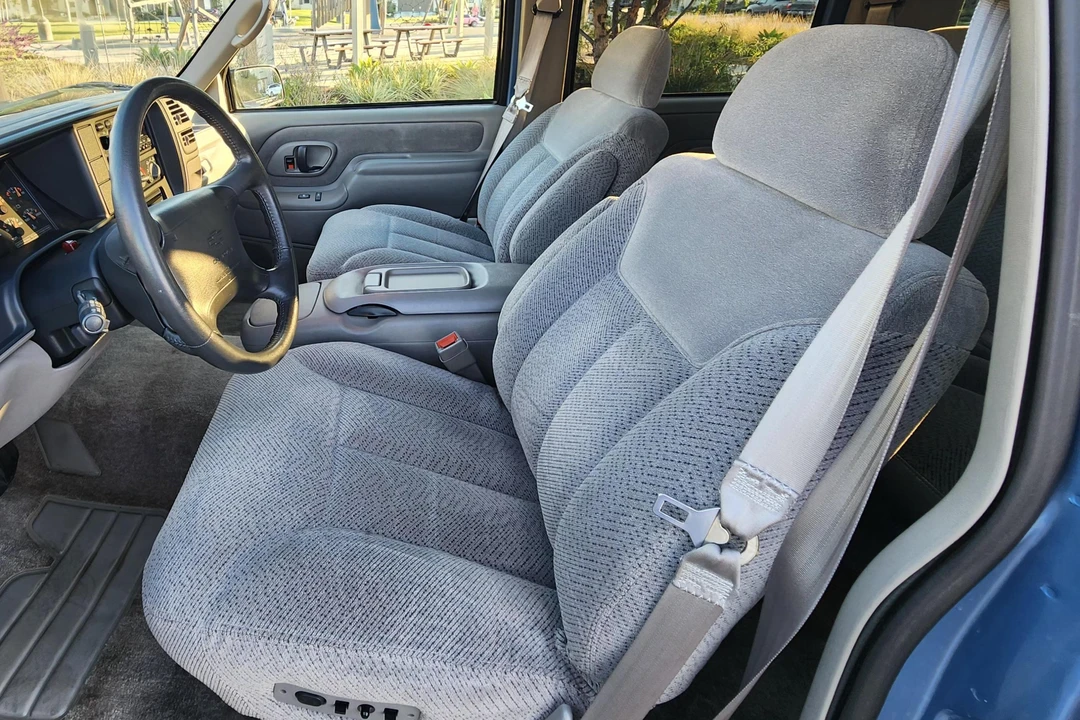 1995 Chevrolet Suburban 8th Gen - Image 23 of 31