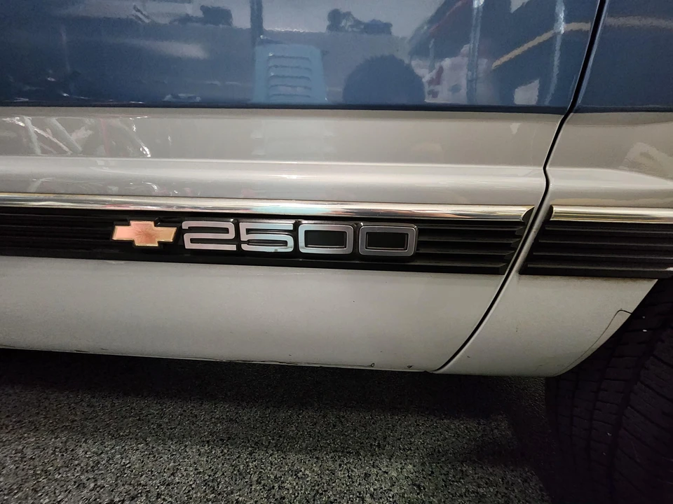 1995 Chevrolet Suburban 8th Gen - Image 16 of 31