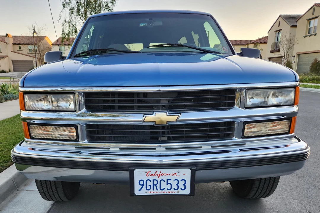 1995 Chevrolet Suburban 8th Gen - Image 2 of 31