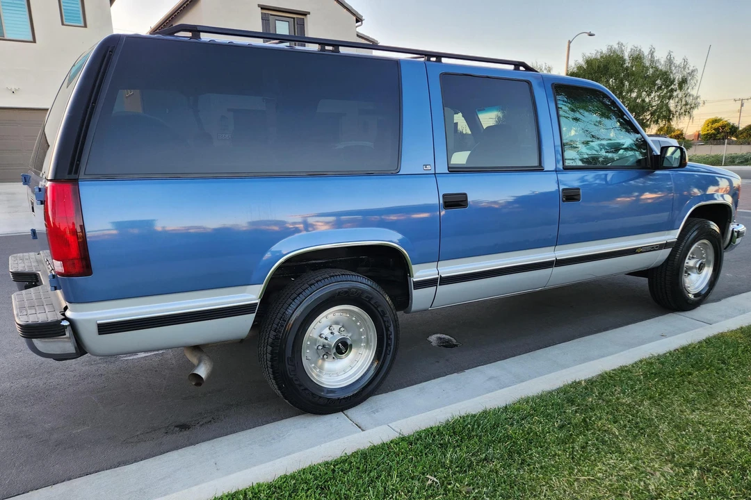 1995 Chevrolet Suburban 8th Gen - Image 4 of 31