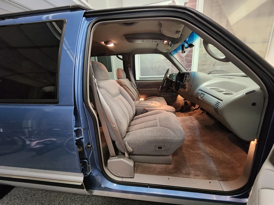 1995 Chevrolet Suburban 8th Gen - Image 26 of 31