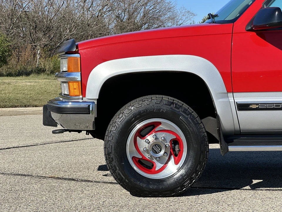 1995 Chevrolet Suburban 8th Gen - Image 23 of 31