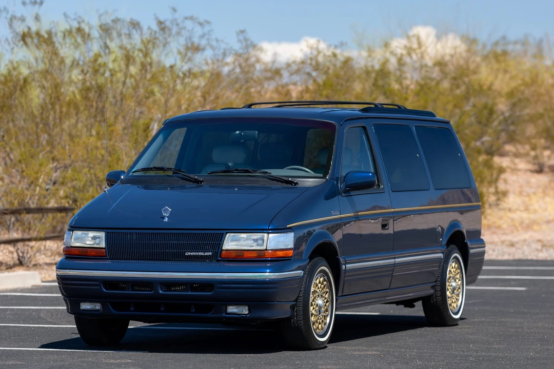 1995 Chrysler Town & Country - Image 4 of 31