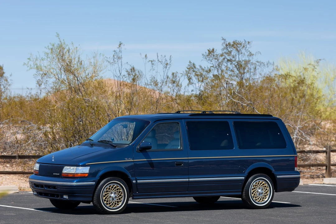 1995 Chrysler Town & Country - Image 7 of 31