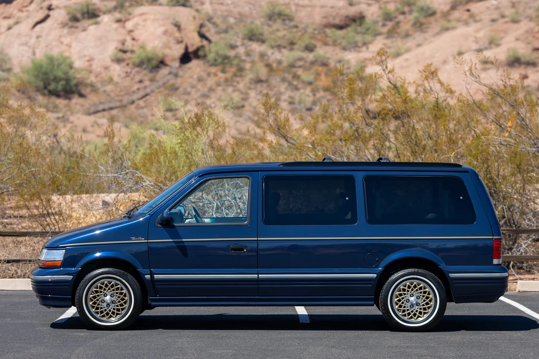 1995 Chrysler Town & Country - Image 12 of 31