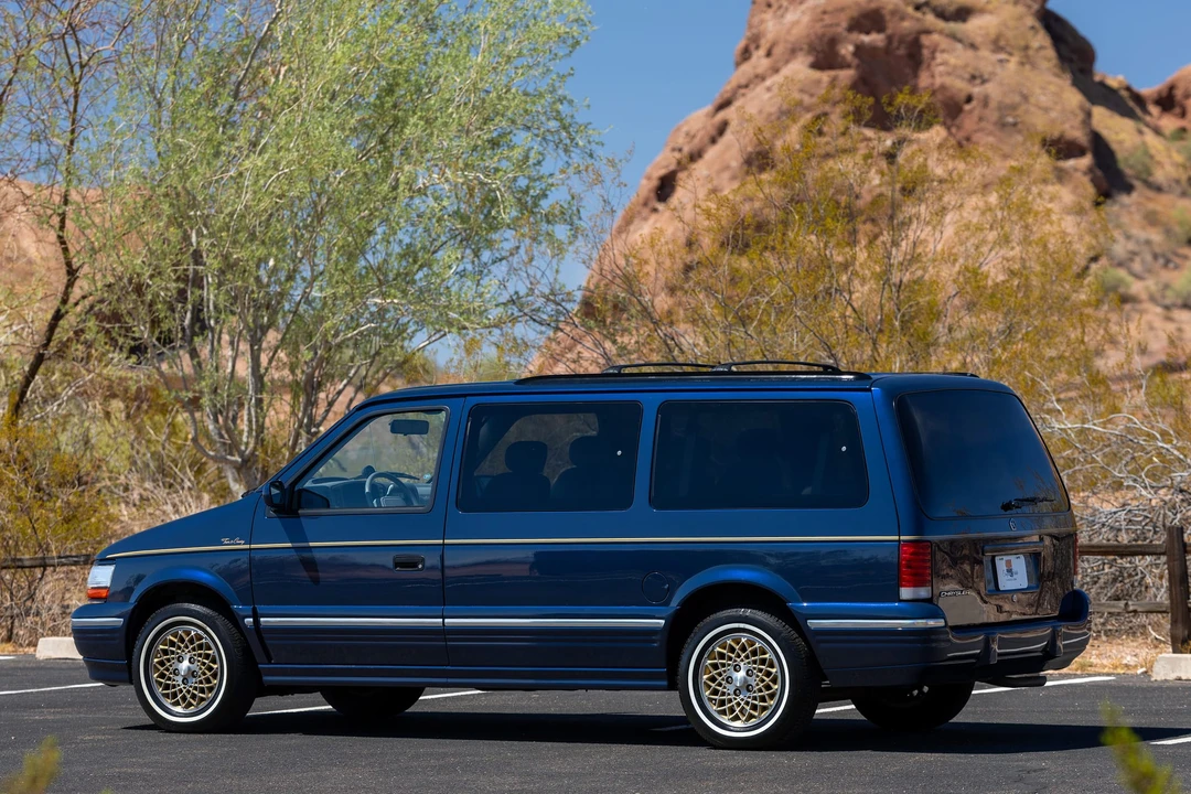 1995 Chrysler Town & Country - Image 13 of 31