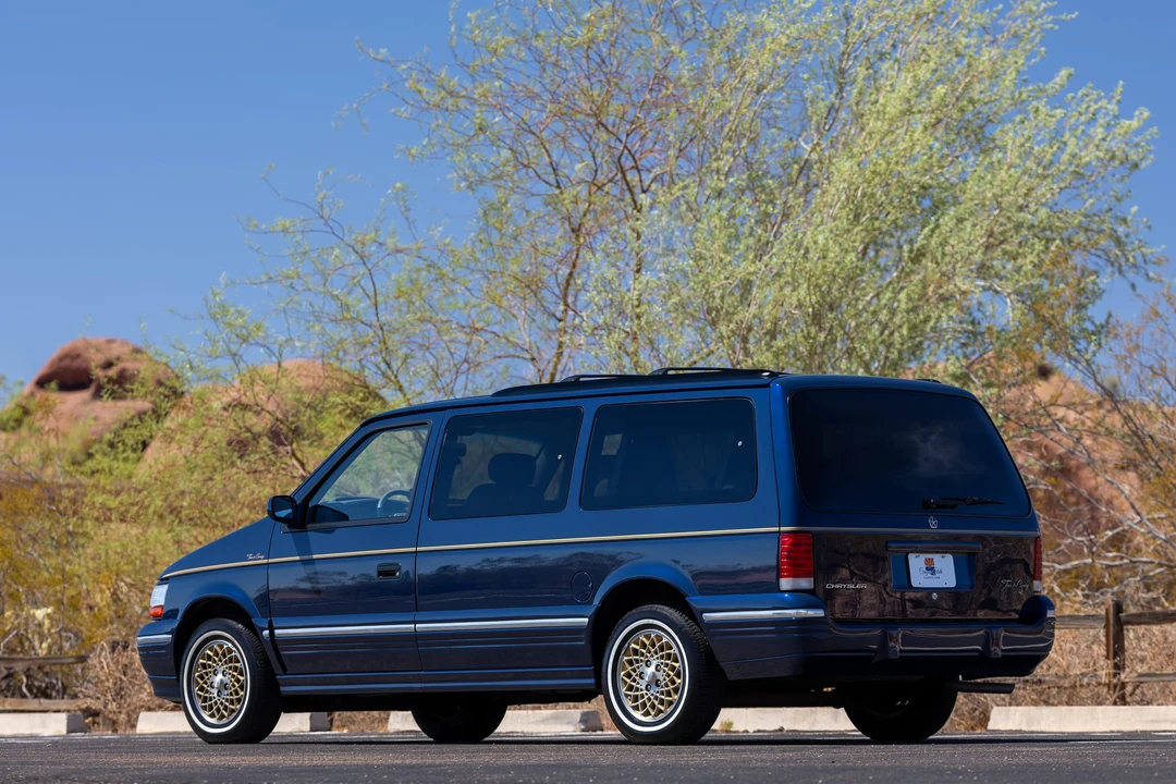 1995 Chrysler Town & Country - Image 15 of 31