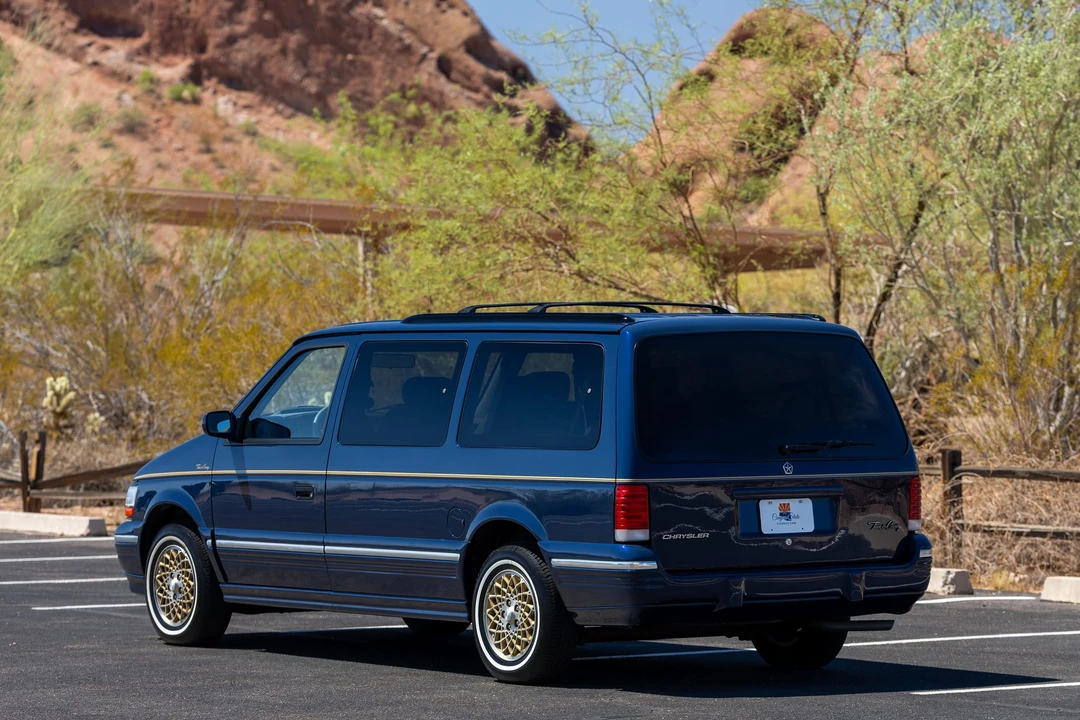 1995 Chrysler Town & Country - Image 17 of 31