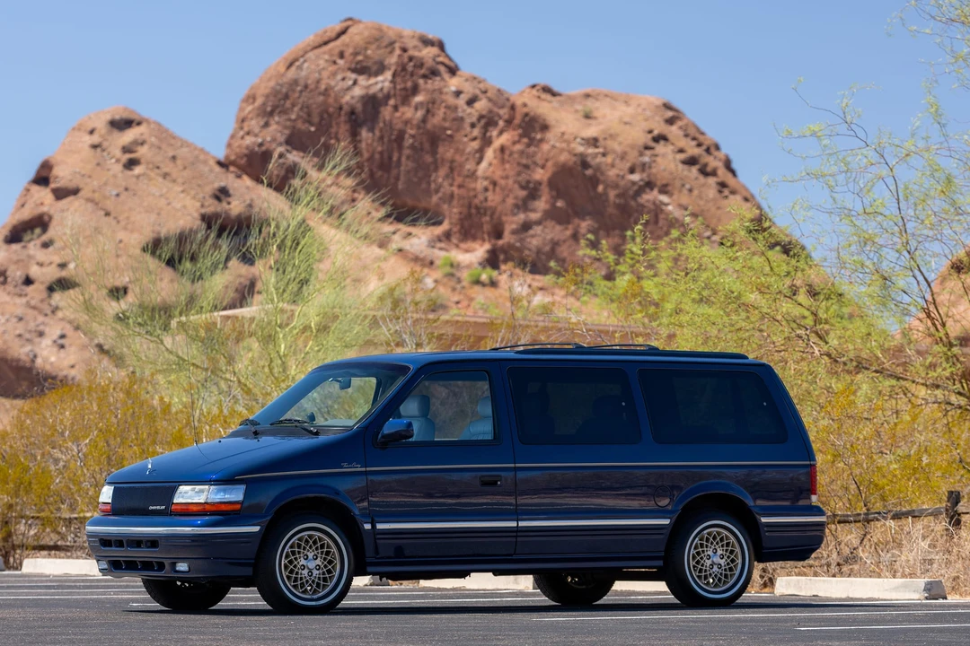 1995 Chrysler Town & Country - Image 10 of 31