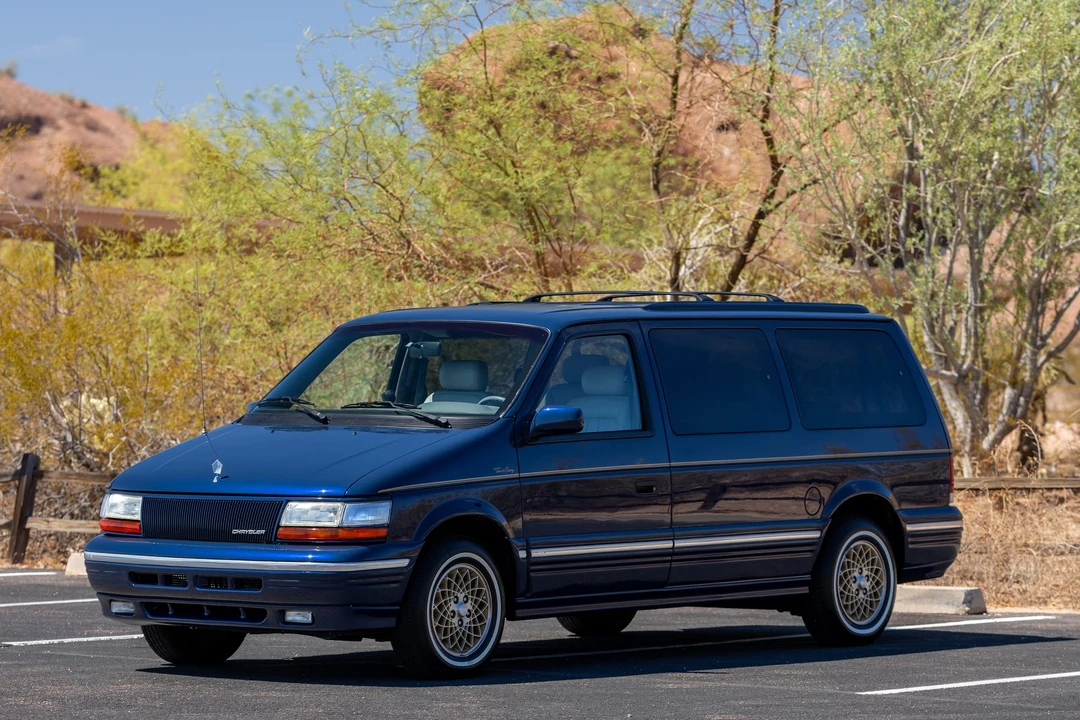 1995 Chrysler Town & Country - Image 8 of 31