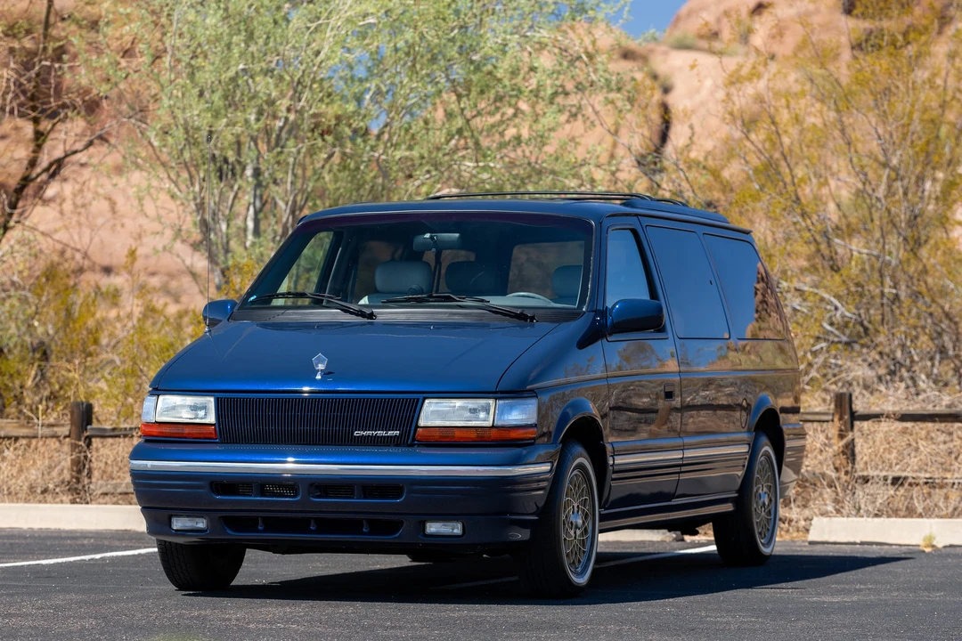 1995 Chrysler Town & Country - Image 3 of 31