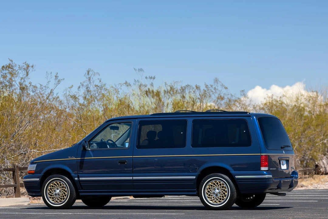1995 Chrysler Town & Country - Image 14 of 31