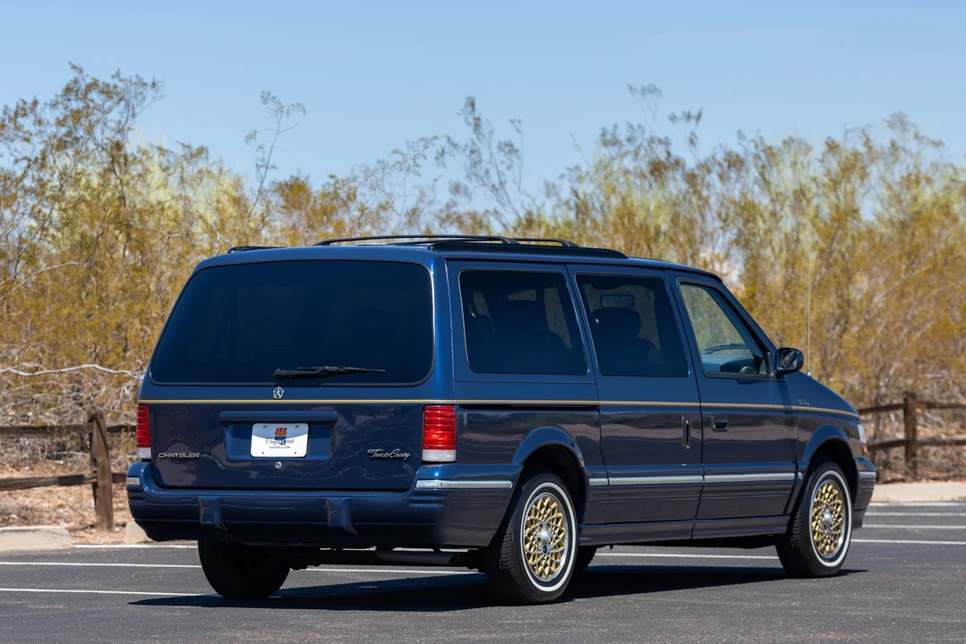1995 Chrysler Town & Country - Image 23 of 31