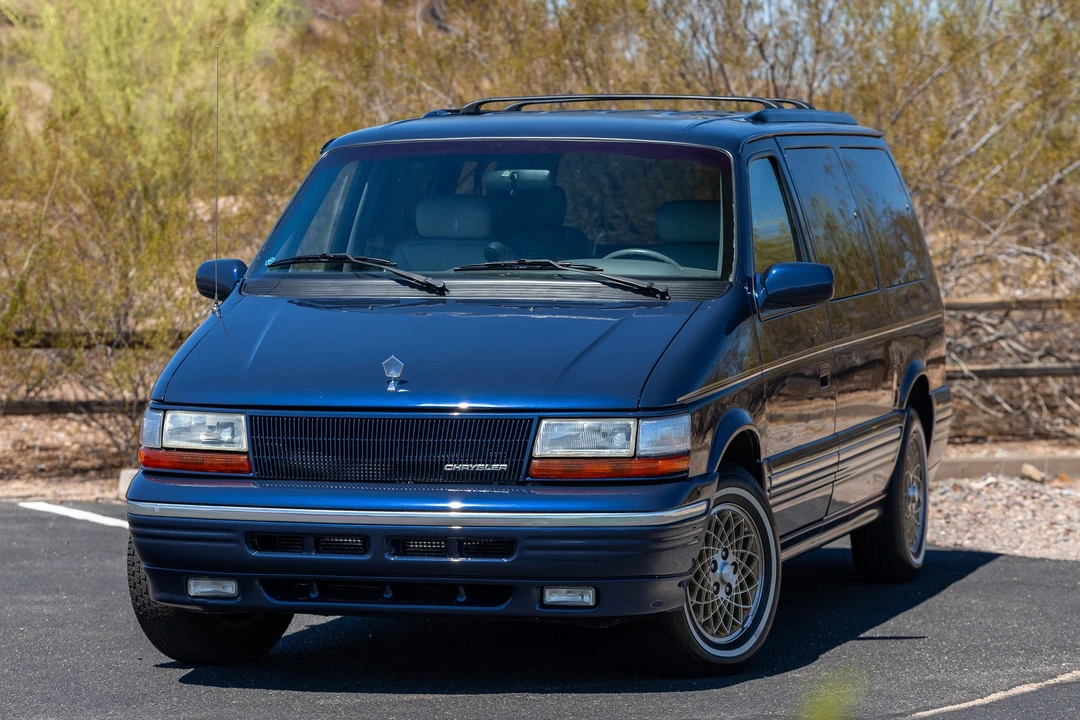 1995 Chrysler Town & Country - Image 2 of 31