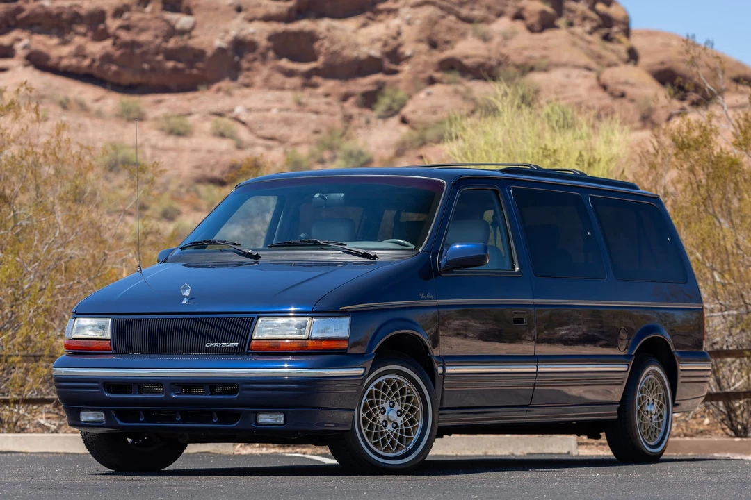 1995 Chrysler Town & Country - Image 5 of 31